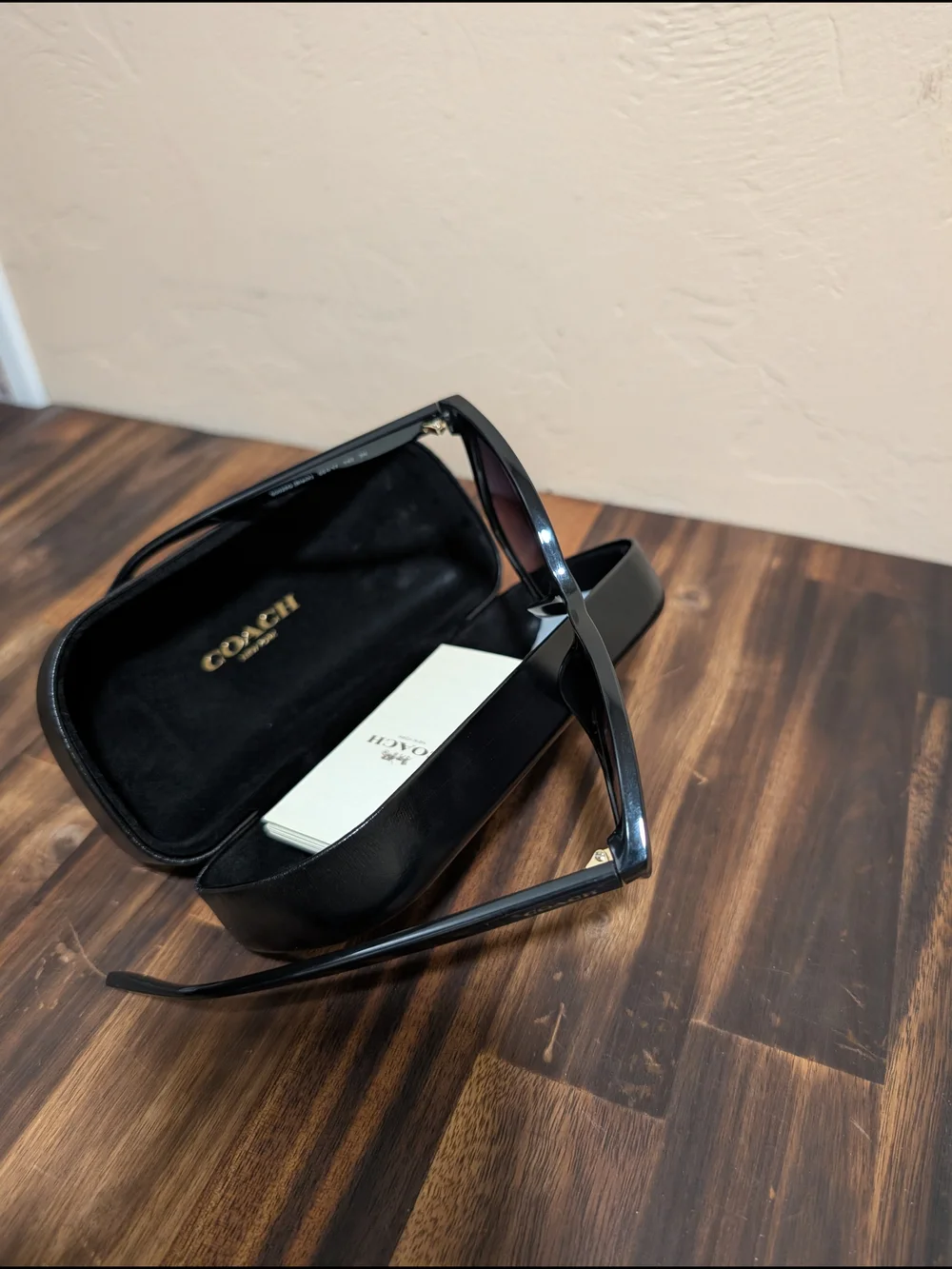 New Womans Coach Black Frame Sunglasses HC 8369U  W/Leather Case